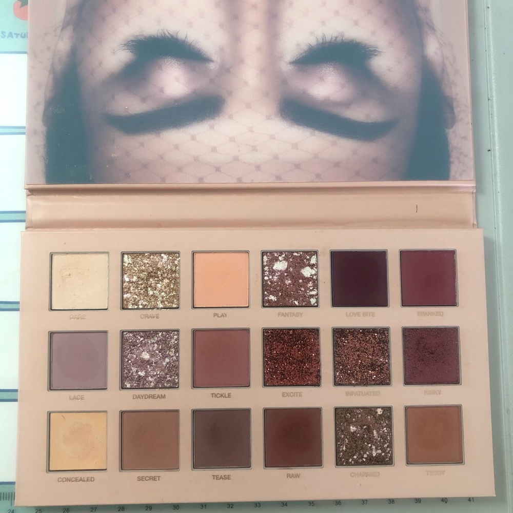 Huda beauty the new nude eyeshadow palette